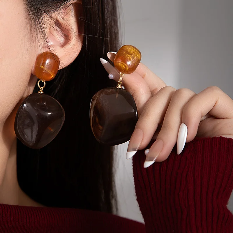 1Pc brown earrings irregular streamer earrings autumn and winter Hong Kong style coffee resin stud earrings light luxury