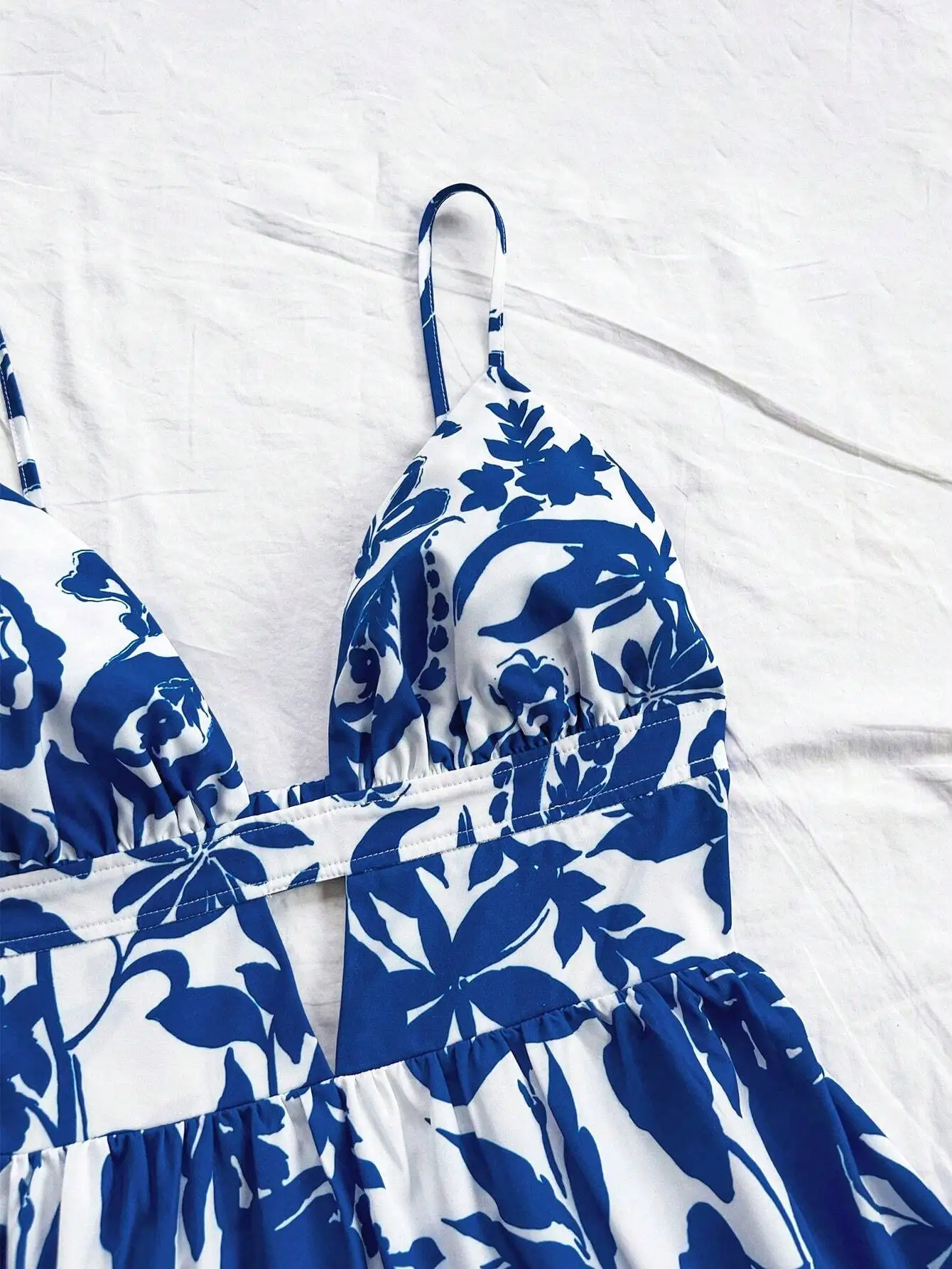 

Сине-белое мини-платье А-силуэта с цветочным принтом, на тонких бретелях, с вырезами, для женщин