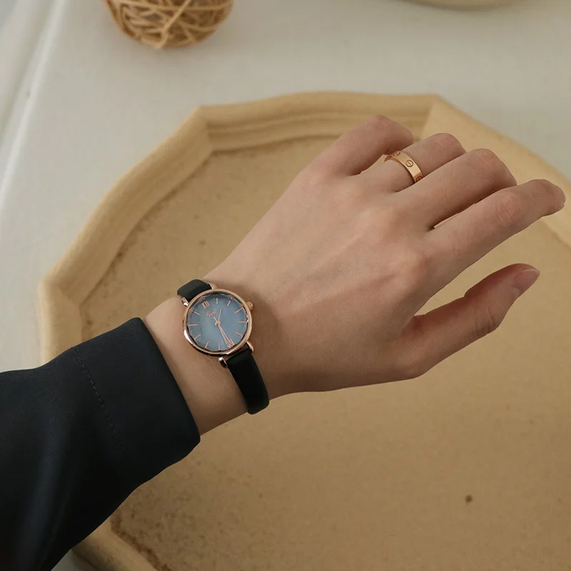 ساعة نسائية جديدة، عتيقة وأنيقة وبسيطة بمينا دائري وحزام كوارتز وحركة كوارتز ساعة يد عصرية هدية إبداعية للنساء.