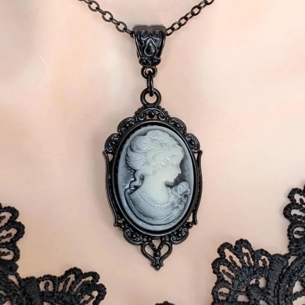Victoria Temperament Black Geometric Oval Lacework Beauty Cameo Pendant Necklace for Women Creative Portrait Jewelry Accessories