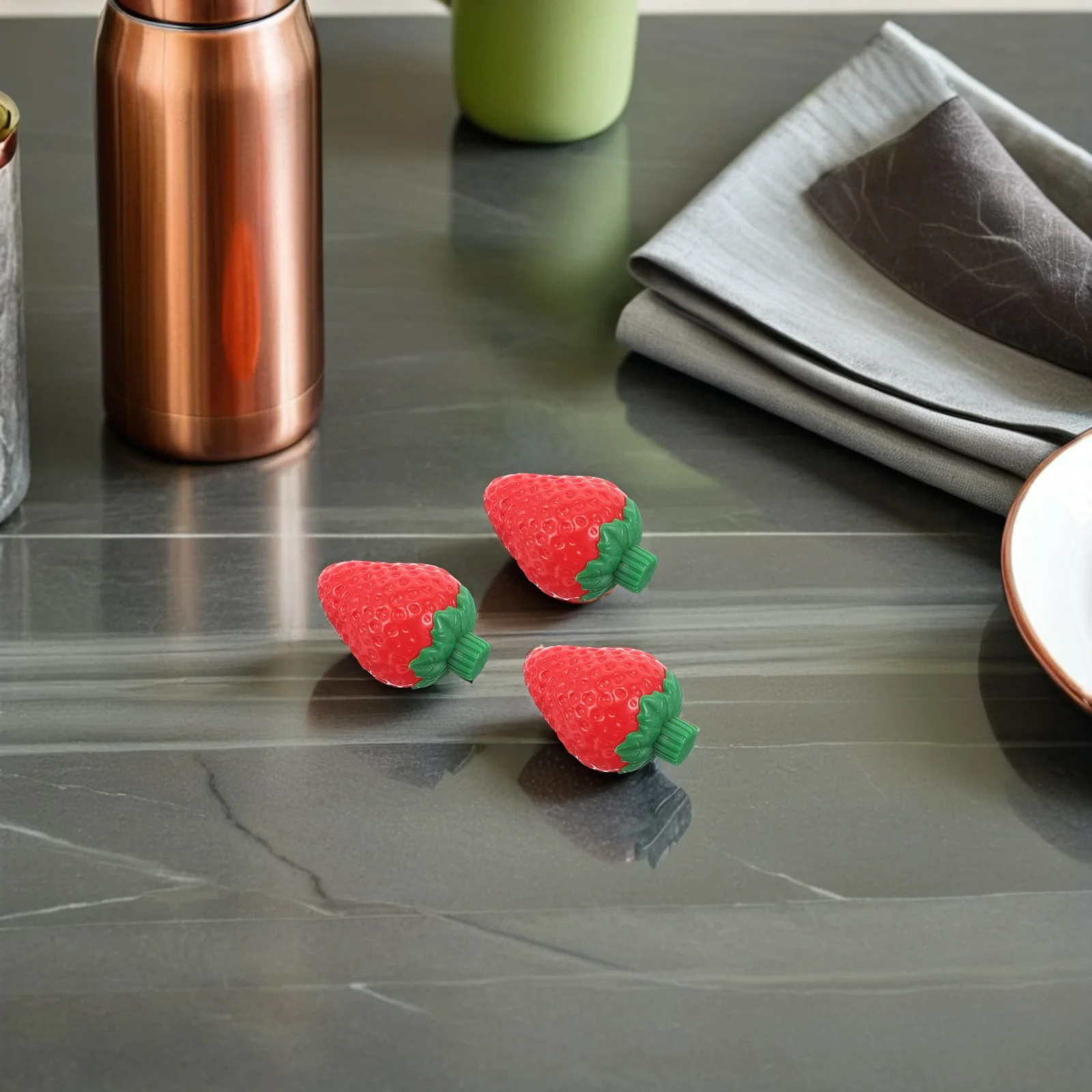 

1 Set Mini Strawberry Shaped Squeeze Bottle Portable Condiment Containers For Salad Dressing Liquid Seasoning Refillable Travel