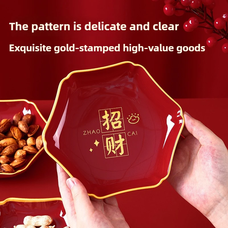 Le plateau de fruits secs du Nouvel An attire la richesse et la richesse. Table basse de salon, collations, assiette de bonbons de qualité alimentaire