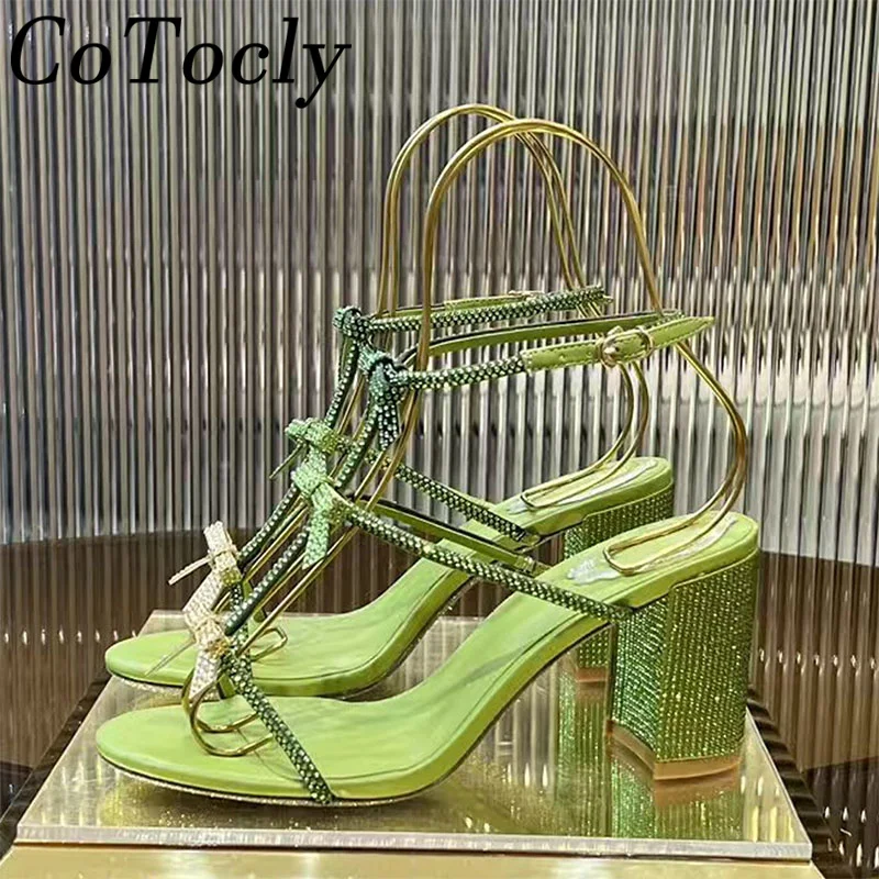 جديد صنادل كعب عالٍ النساء حجر الراين الكاحل حزام أحذية الحفلات الإناث كعب مربع مكتنز كريستال فراشة عقدة الصنادل امرأة