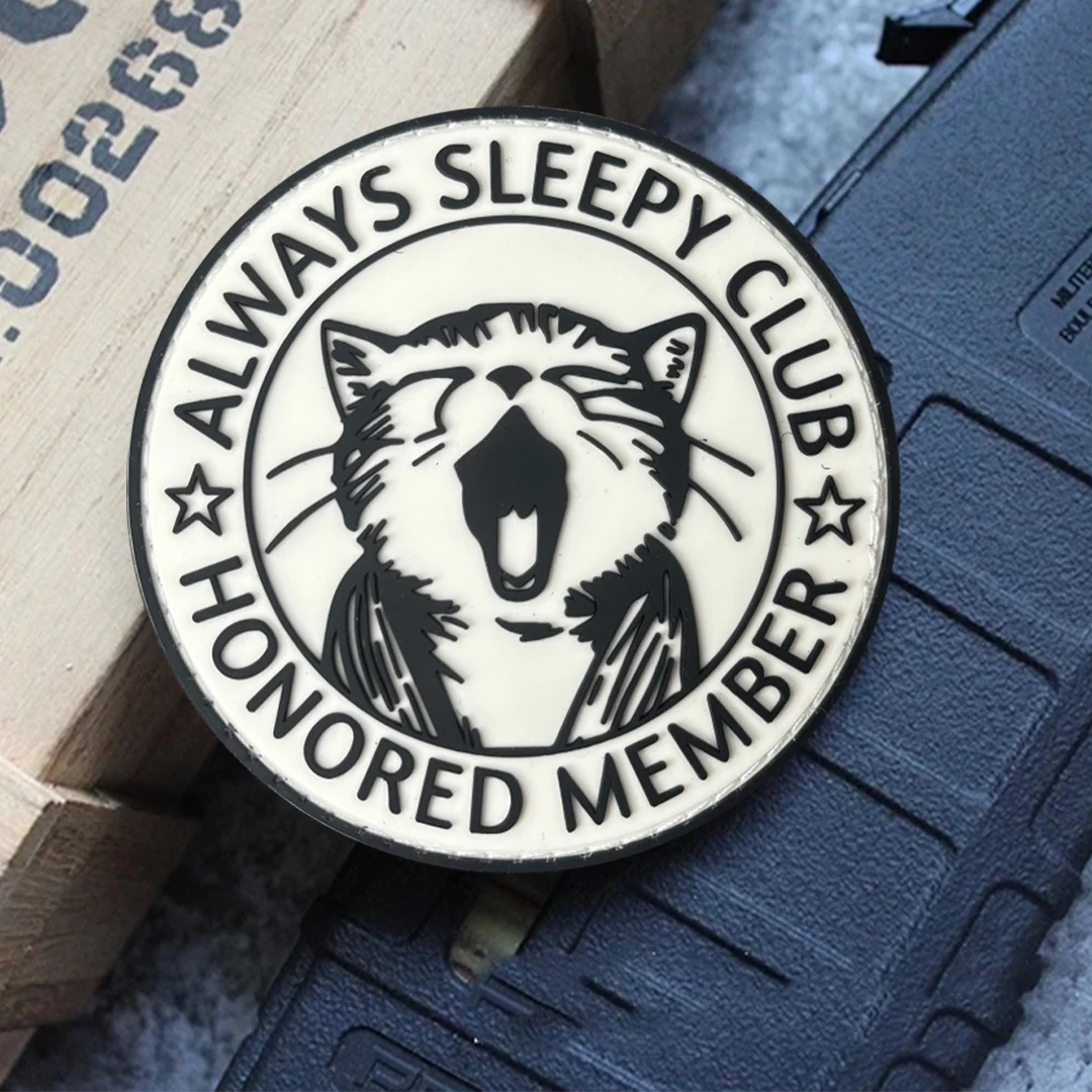 Lustiger Gähnender Katzen-PVC-Aufnäher „Always Sleepy Club Meme“ – Moral-Abzeichen aus Gummi für Rucksack, Jacke, Laptop-Tasche