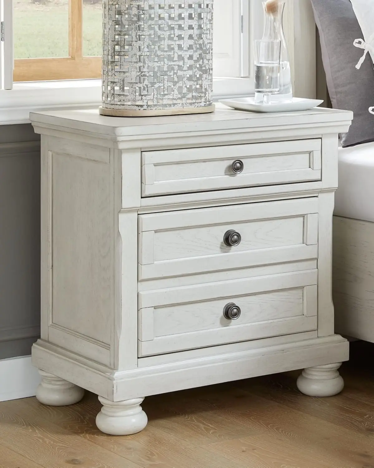 ออกแบบโดย Ashley Robbinsdale Traditional 2 Drawer Night Stand, สีขาว