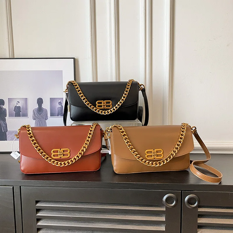 

2025 Новая популярная версия женской маленькой квадратной сумки - взрывная модная сумка-мессенджер с цепочкой под мышками