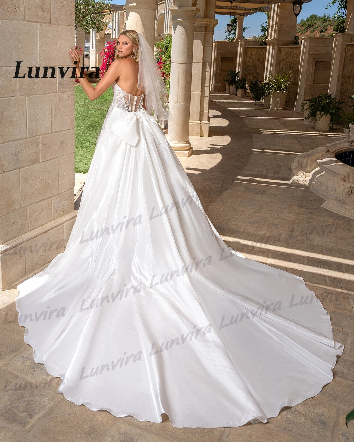 Lunvira Stylish Sleeveless Wedding Gown for Bride Detachable Train V-neck Lace Appliques Vestido De Casamento Customized