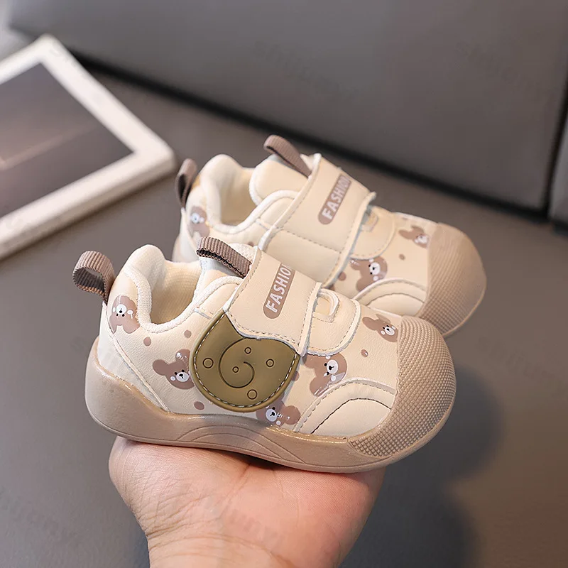 لينة سوليد الطفل المشي حذاء كاجوال 2025 ربيع جديد للأطفال تنفس أحذية رياضية مريحة موضة طباعة تصميم أحذية رياضية