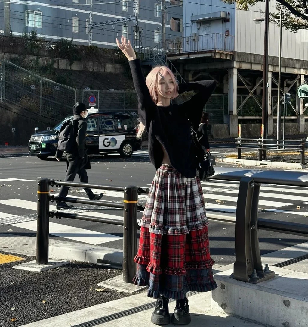 Long checkered Bohemian style women's long skirt 2025 Loose scarlet leather fashion Saiyan contrasting color ruffled retro short