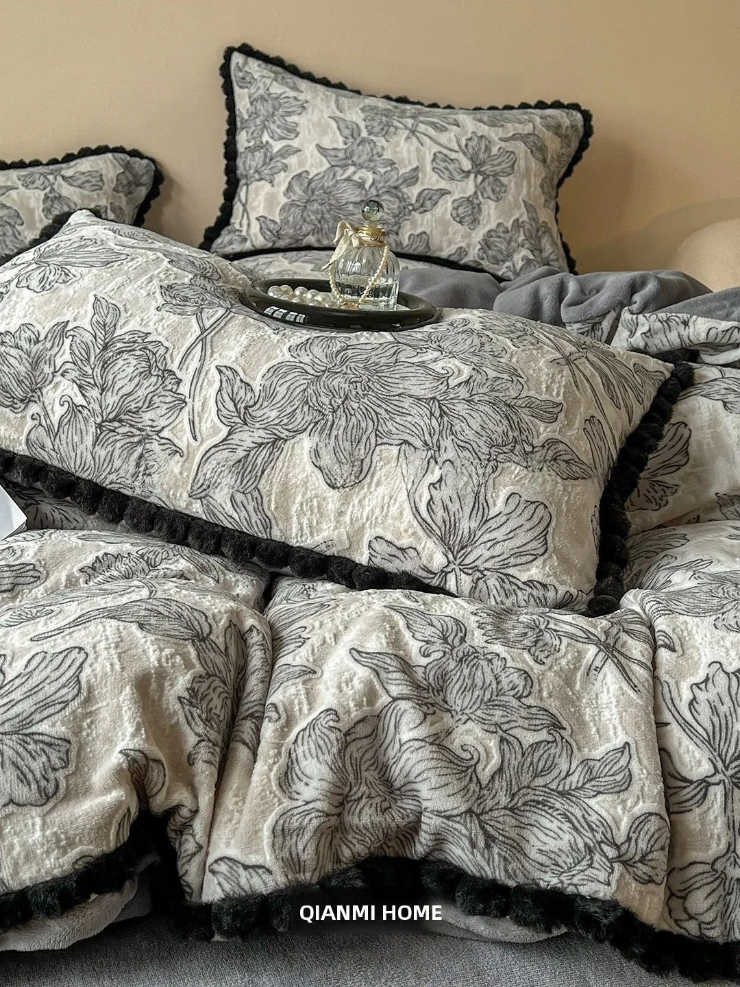 

Комплект зимнего постельного белья «Сад Лувра», 230 г, утолщенный молочный вельвет, 4 предмета, 3D-резной цветочный дизайн, французский стиль, гарантированное тепло