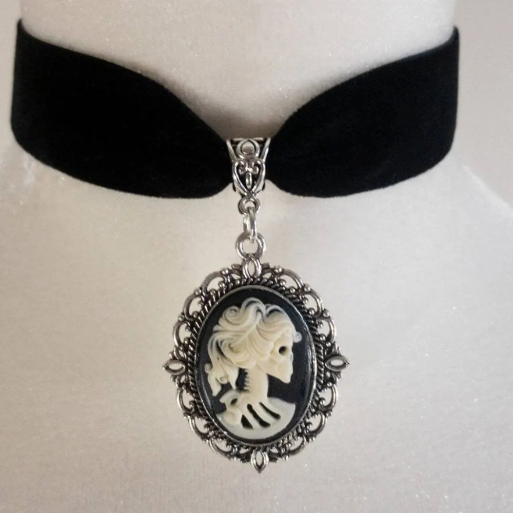 Gothic Retro Oval Metal Lacework Skeleton Queen Pendant Necklace Velvet Choke Coil for Women Hallowmas Party Charm Jewelry Gifts