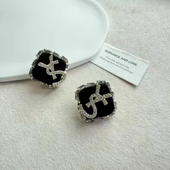 Nuevos pendientes Retro cuadrados negros para mujer, pendientes con letras de temperamento de lujo ligeros franceses, pendientes de aguja de plata de alta gama
