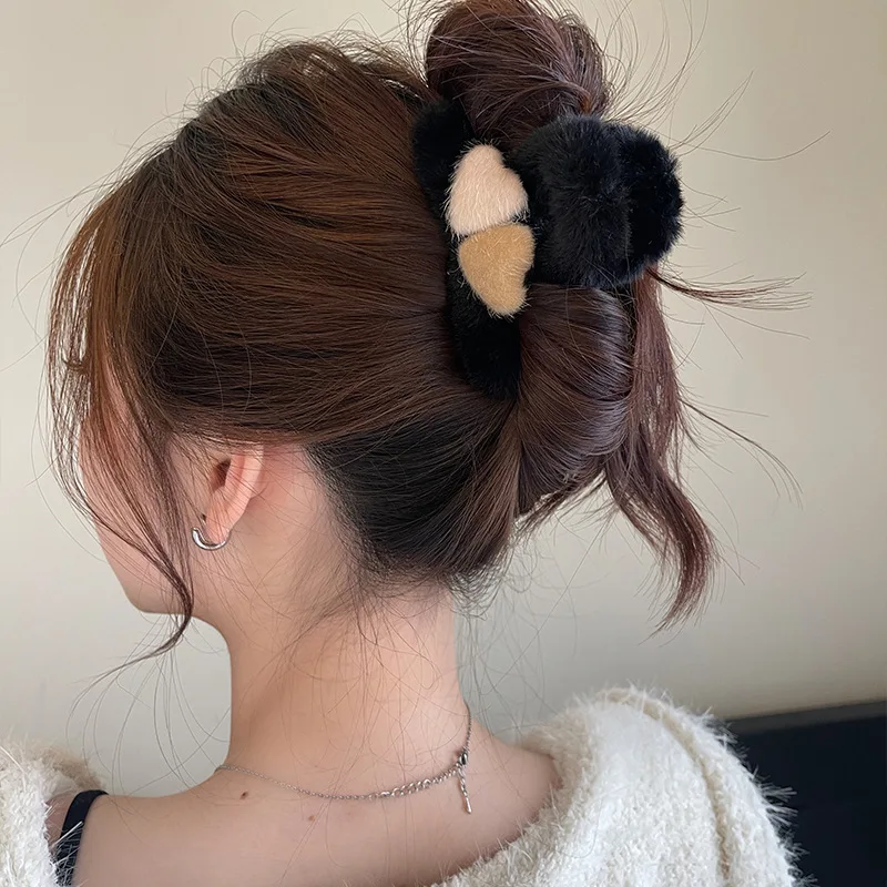 

Plush Double Heart Hair Clip Women's Hair Volume Less Back of the Head Winter Korean Grab Clip Fashion Simple Headdress