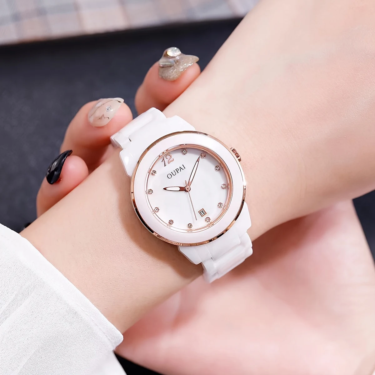

Часы OUPAI с круглым циферблатом, женские керамические шкала со стразами, изысканные, светящиеся водонепроницаемые, календарь, модные и элегантные.