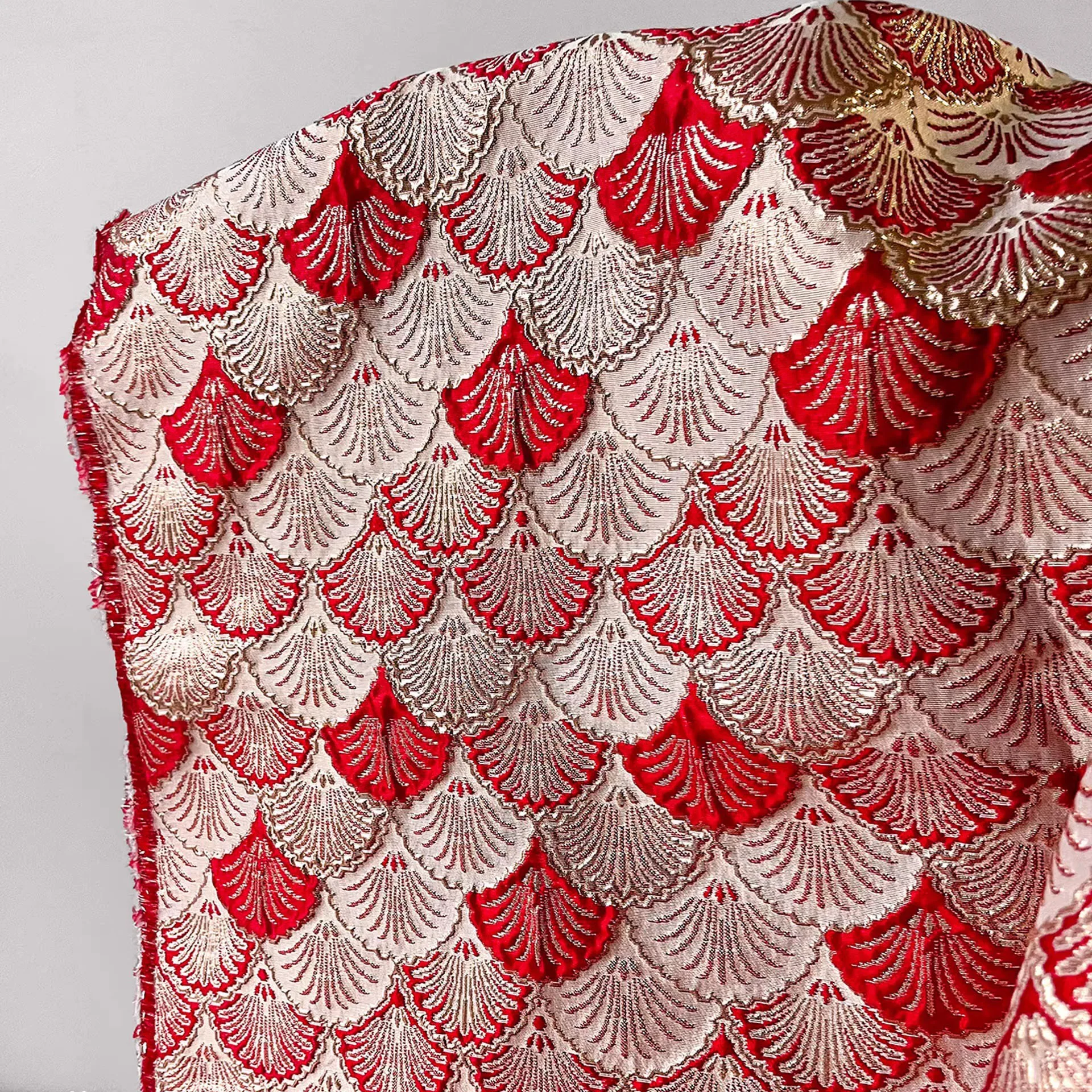 

1 ярд Красный веерообразный масштабный узор позолоченная трехмерная жаккардовая ткань DIY Пальто, костюм, сумка дизайнерская ткань для одежды