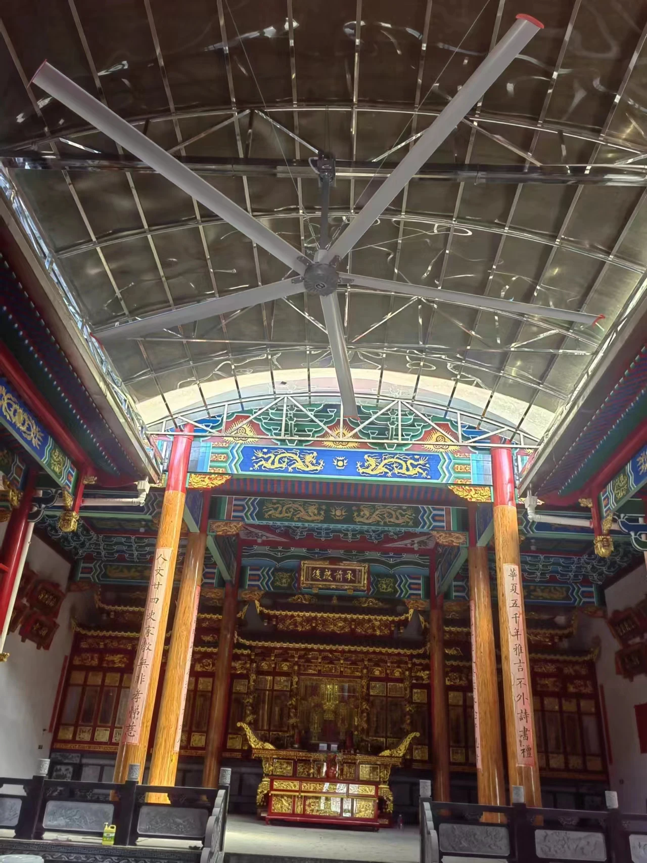 مروحة سقف صناعية HVLS موفرة للطاقة 4.3 م/14 قدم من الألومنيوم لمصنع صالة الألعاب الرياضية ذات المساحة الكبيرة