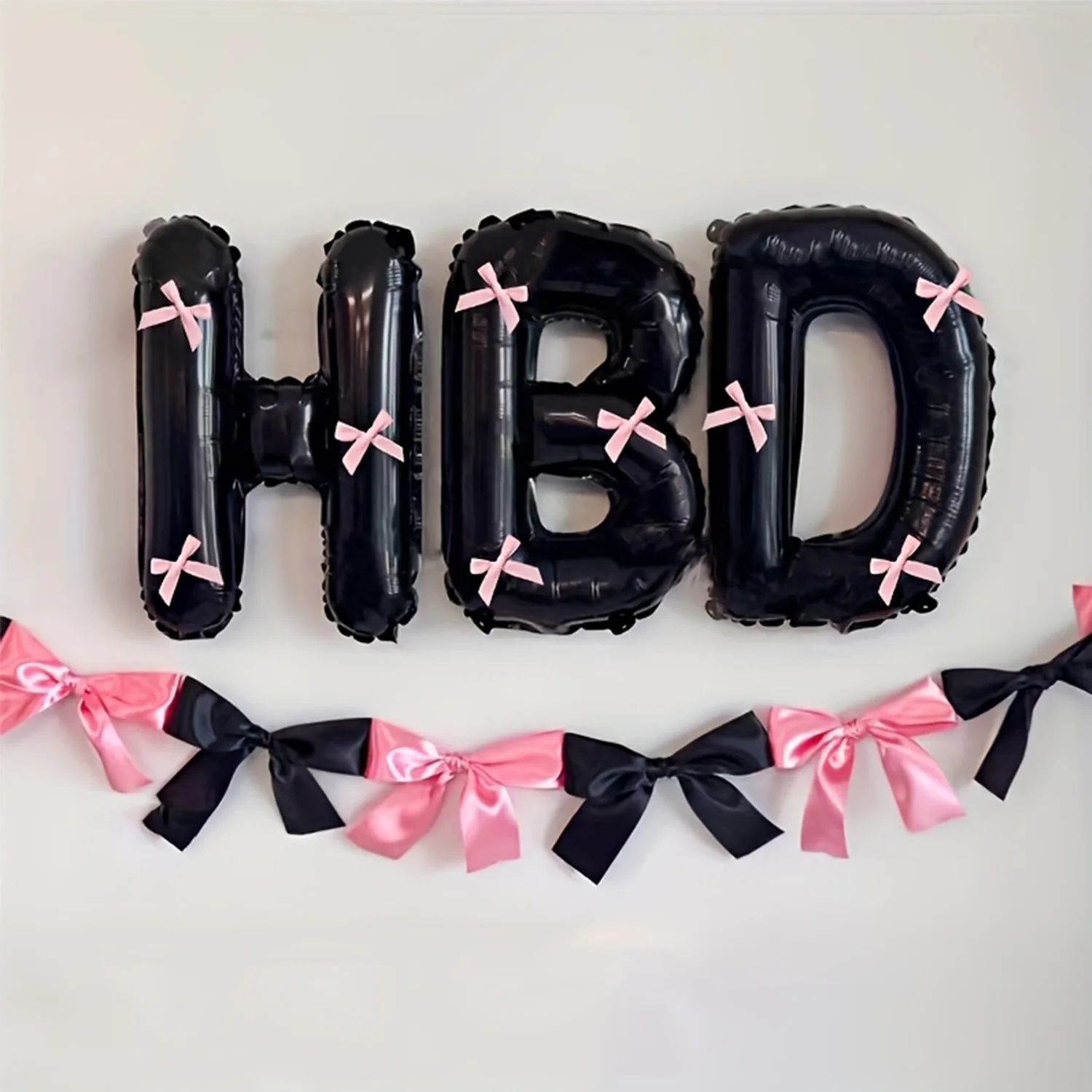 1 Set schwarze 'HBD'-Buchstaben-Folienballons mit rosa Schleife für Geburtstagsfeiern, Partydekoration und Foto-Requisiten