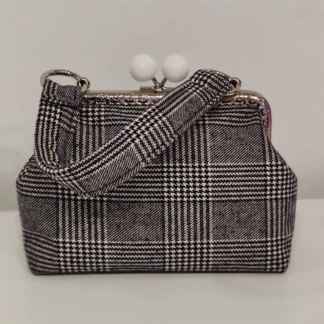

Lost in Vintage Kisslock Bag Classic Plaid Woolen Fabric Frame Clutch Candy-Ball Kiss Lock Evening Clutch 25x25x6cm