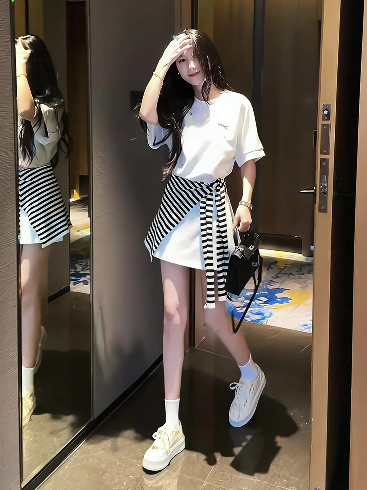 

Летний повседневный спортивный модный комплект: женская футболка с коротким рукавом, полосатая накидка на плечи, короткая юбка, комплект из двух предметов, дышащий материал.