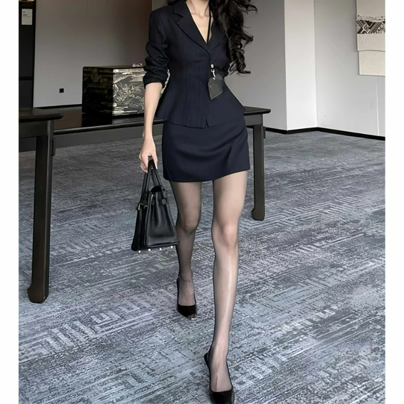 Un puro traje de solapa sensual y sexy para mujer en la primavera de 2026 con un conjunto de minifalda de cintura alta y cadera