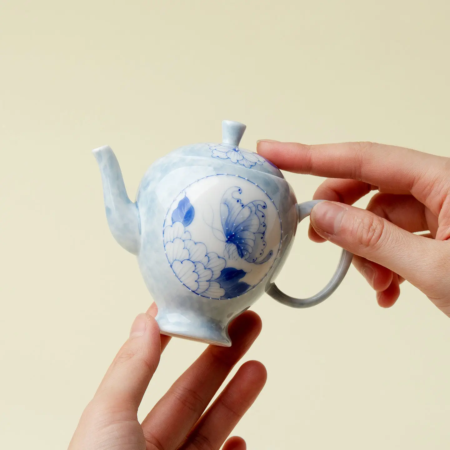 Ino Kiyomatsu Blue And White Hand-Painted Teapot With Window Butterfly Love Flower Design High Aesthetic Value Women's