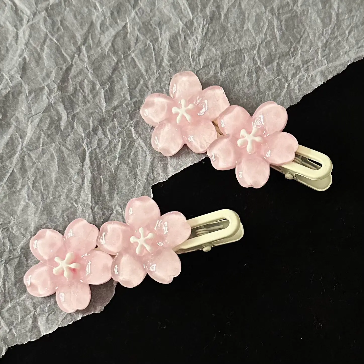 Pinza de pelo de flor de cerezo Rosa romántica, perfecta para flequillo de niña y accesorios para el cabello laterales. Disponible para venta al por