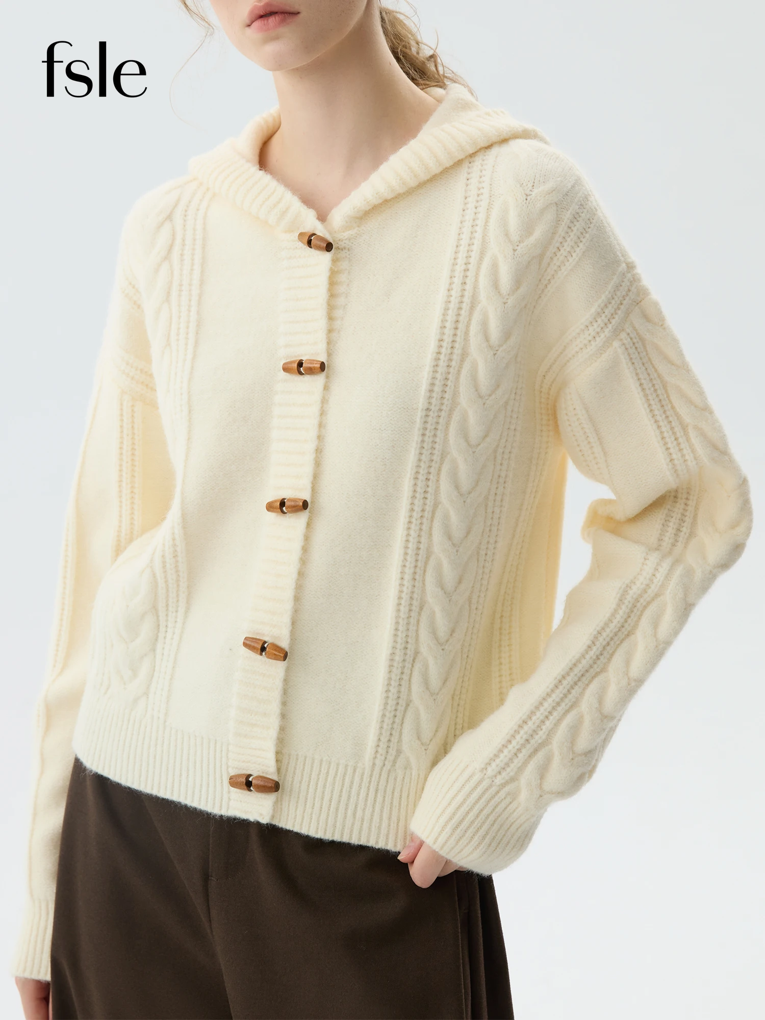 

FSLE Horn Button Hooded Beige Elegant Knitted Cardigan For Women Winter 2025 New Design Warm Chic Tops Casual Sweater 24FS14391