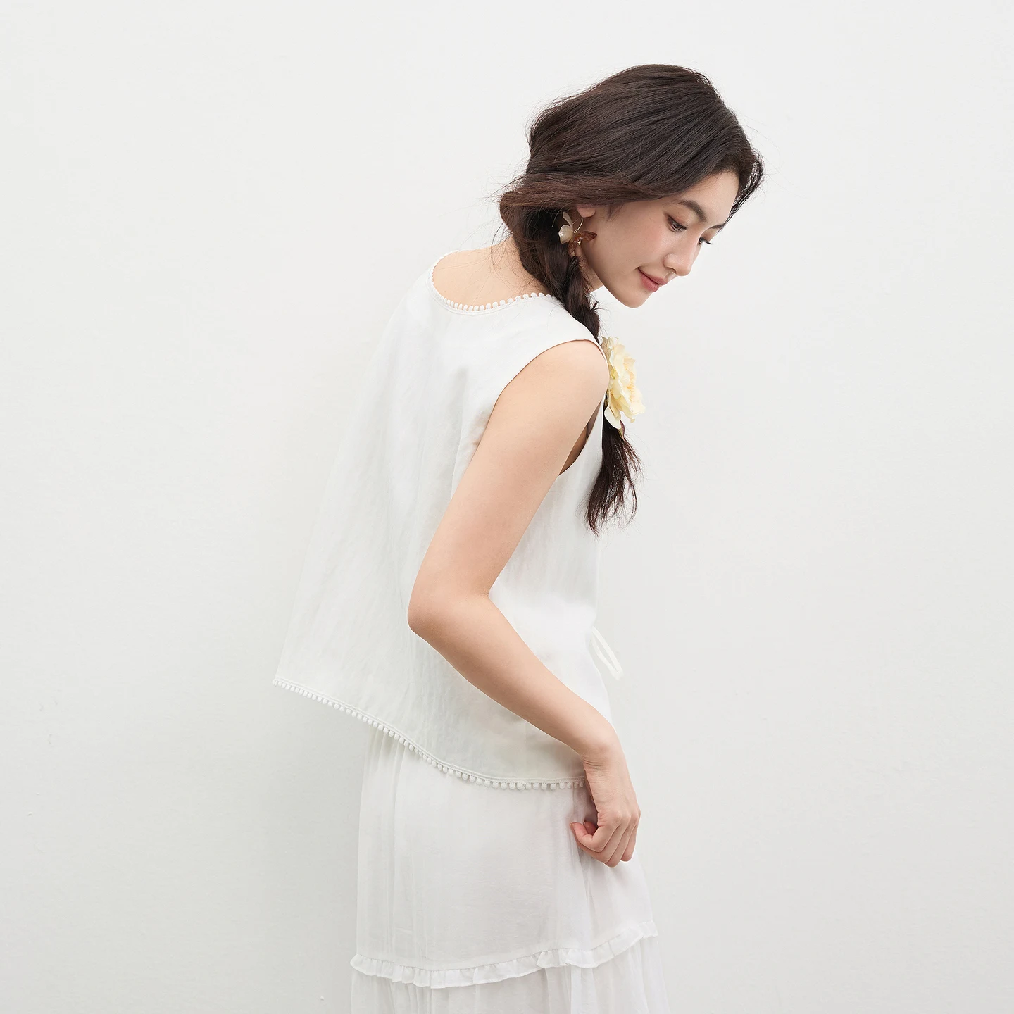 SENTUBILA Women's Lace Trim Tie V-Neck Vest White Fashion Elegant Beaded Tie Placket Casual Straight Sleeveless Top 162JA5011