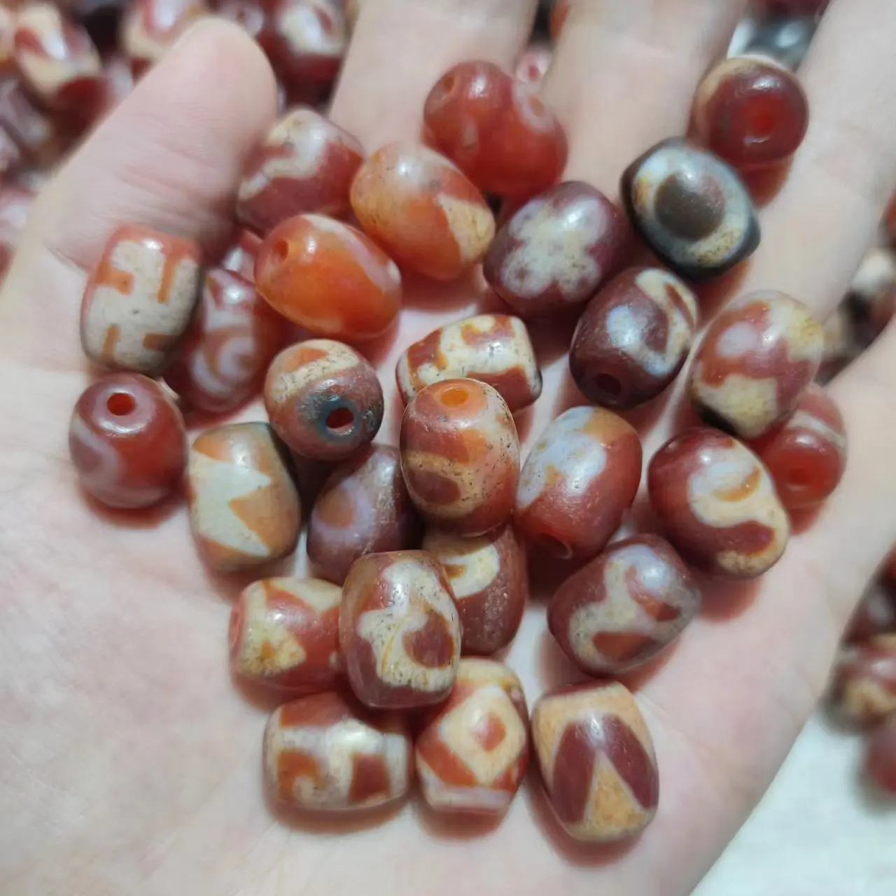 

50pcs/lot natural various totem patterns old agate dzi wholesale red Weathering lines Feeling of wear Barrel beads Accessories