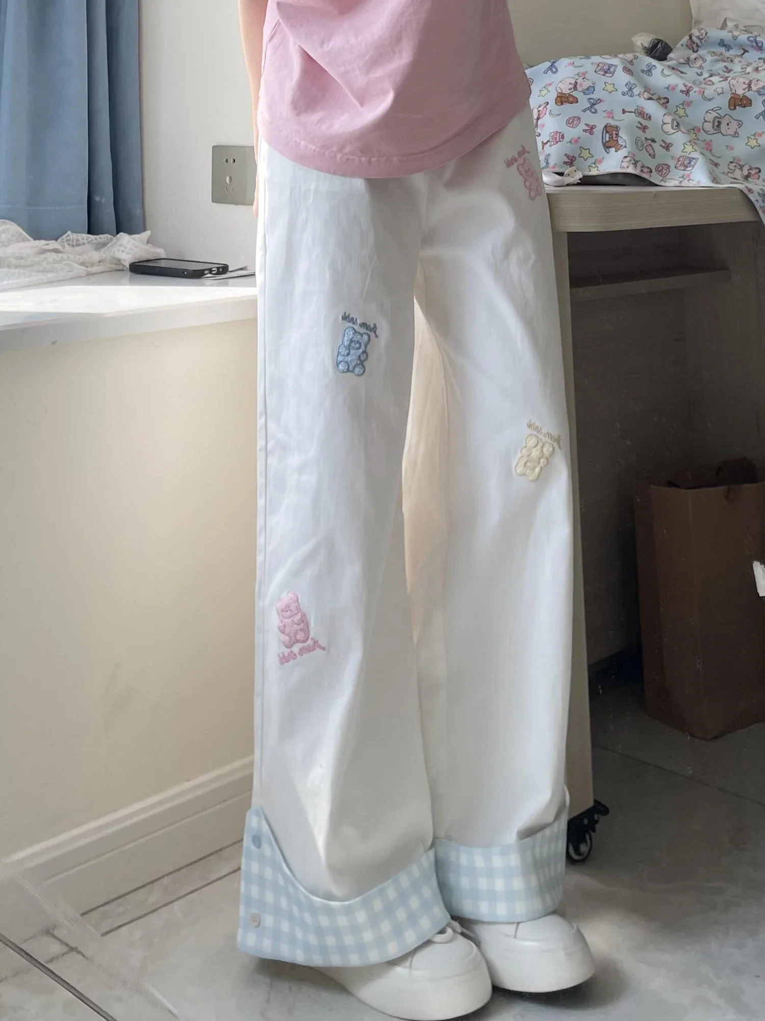 

Женские джинсы с белой вышивкой Kawaii Bear Y2k, винтажные свободные брюки в клетку в стиле пэчворк, уличная одежда, джинсовые брюки в стиле Харадзюку