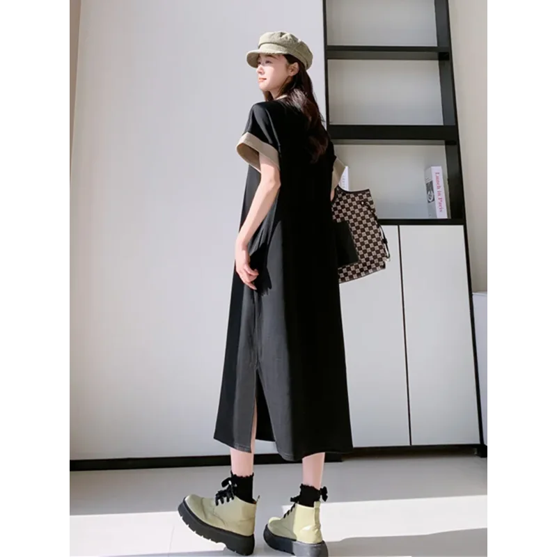 Sukienka T-shirt z kołnierzykiem POLO, łączone kolory, długość za kolano, luźny krój, wyszczuplająca.