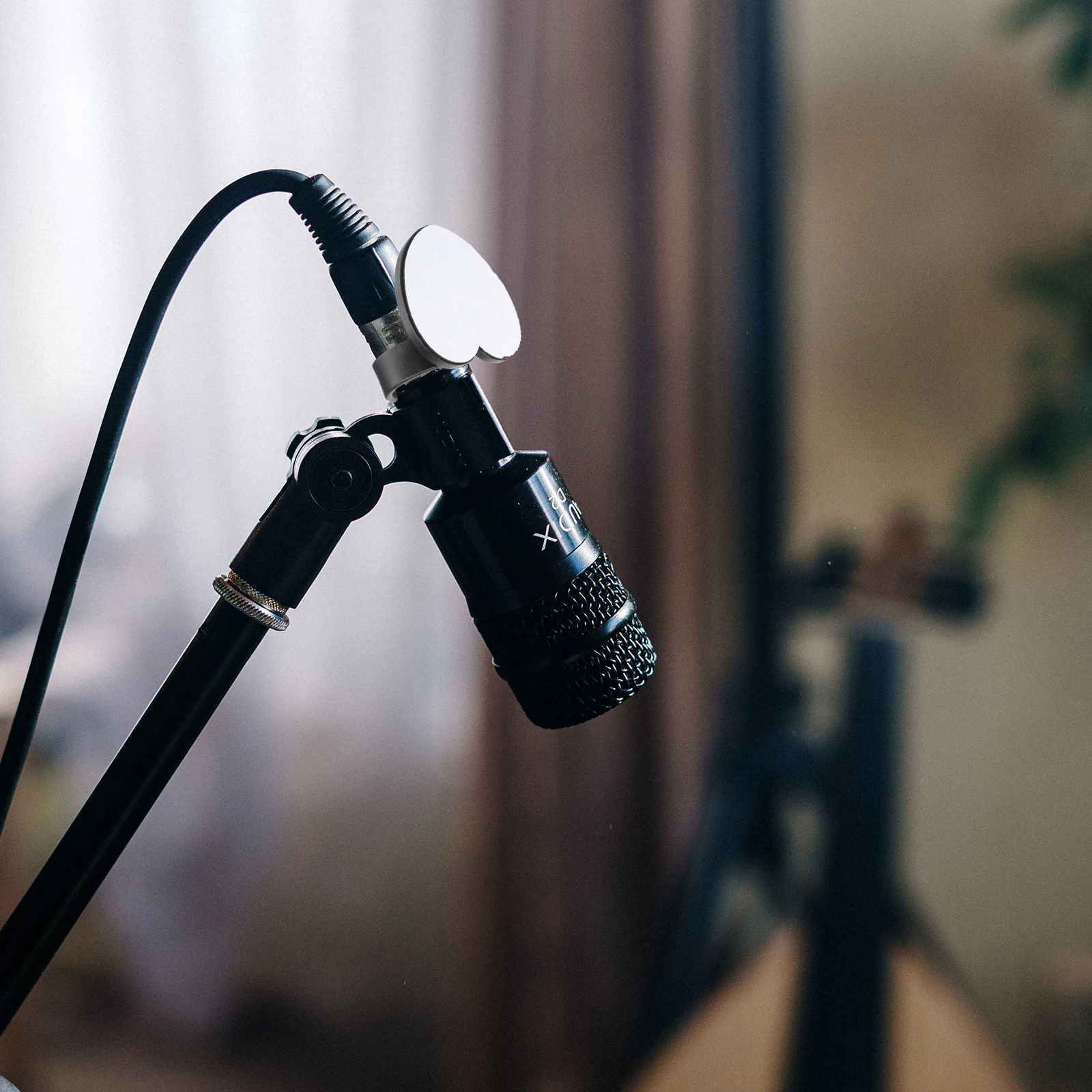 

4pcs Heart Shaped Microphone Clips Adhesive Wireless Mic Holder ABS Lightweight Easy Install Mic Clip