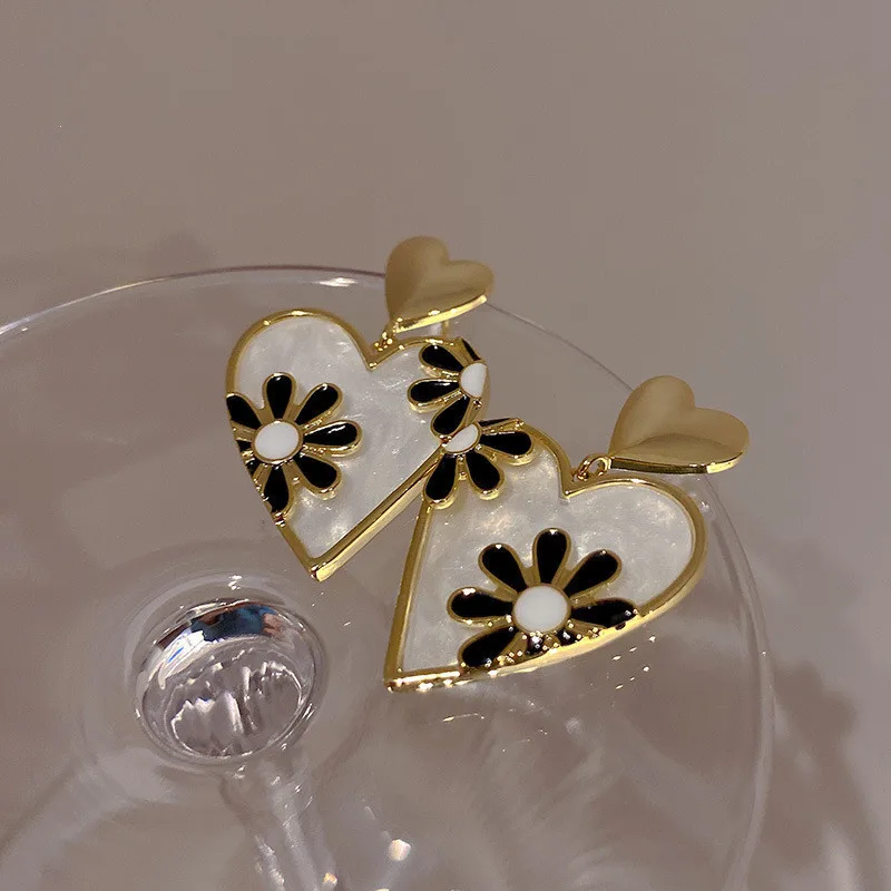 New Fashion Cute Flower Heart Stud Earrings for Women Vintage Rose Daisy Pattern Enamel Earrings Bridal Wedding Jewelry image 4