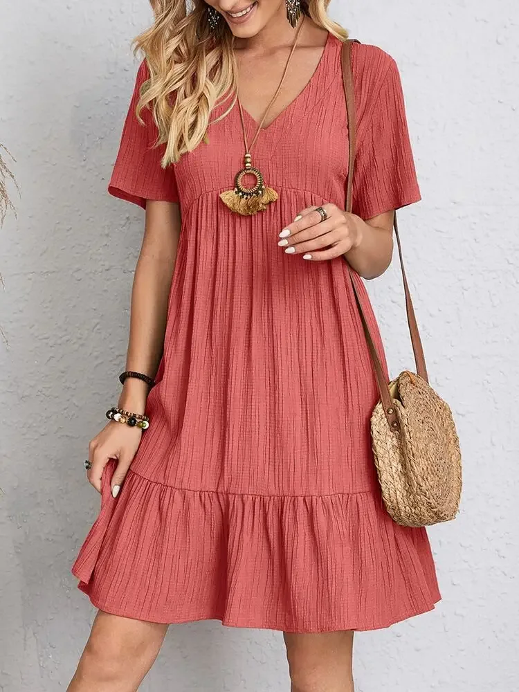 Elegantes Damen-Minikleid mit V-Ausschnitt und kurzen Ärmeln, einfarbig, locker geschnitten, mit Rüschensaum, lässiges Boho-Sommerkleid für den Urlaub am Strand. – Detail 12
