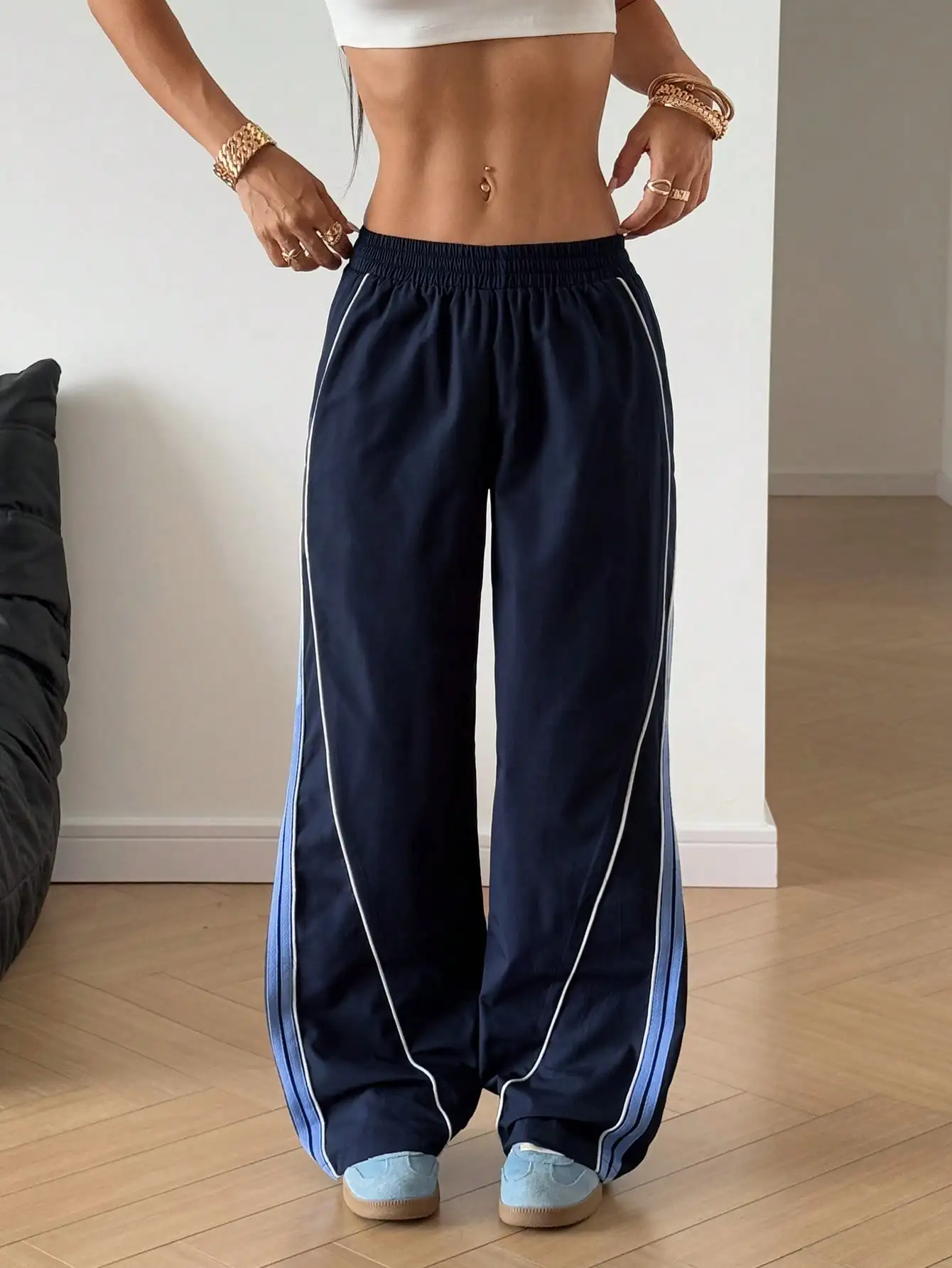 

Широкие спортивные брюки темно-синего цвета с контрастными боковыми полосками, эластичный пояс