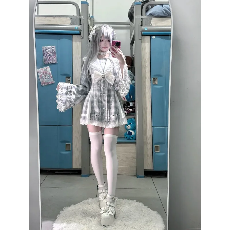 

Оригинальный комплект в японском стиле: платье с длинными рукавами, воротником-матроской, бантом и узором в клетку/полоску, а также шорты, облегающий крой.