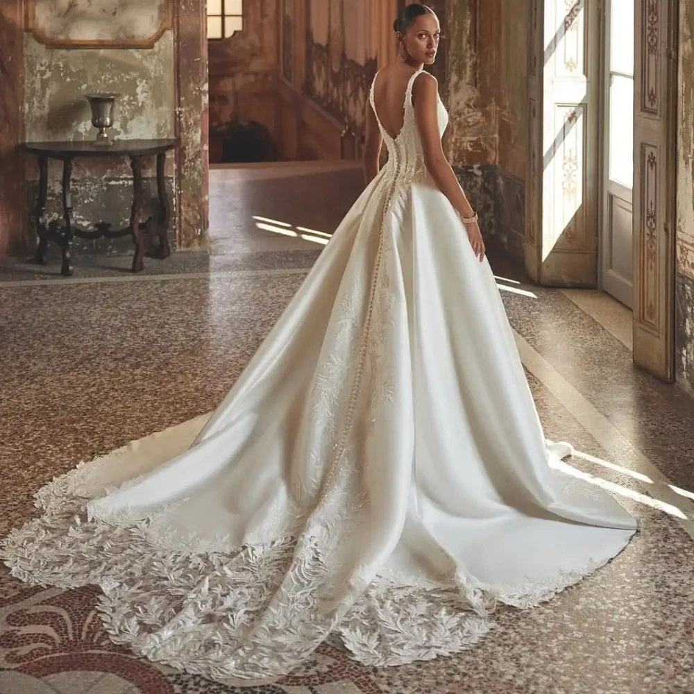 Customized Luxurious Princess-style Wedding Dress Square Neck Sleeveless Design Combines Satin Lace Delicate Beaded Embroidery