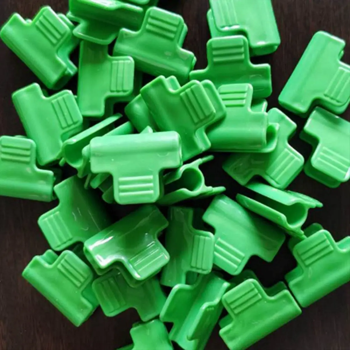 A56K 50Pcs Greenhouse Clamps,Pipe Clamps for 16mm Plant Stakes,Row Cover Clips Garden Hoops Garden Clip
