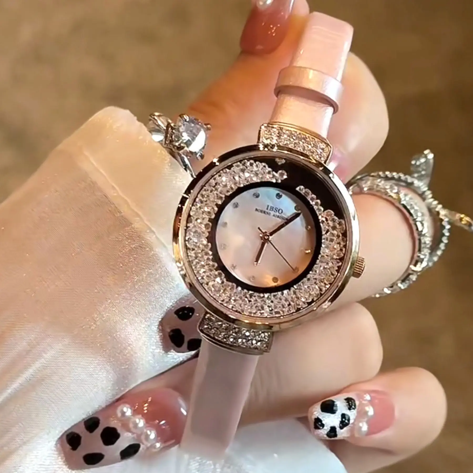 New French-style luxury pink leather strap women's watch, fashionable quartz wristwatch, high-end selection of watches.