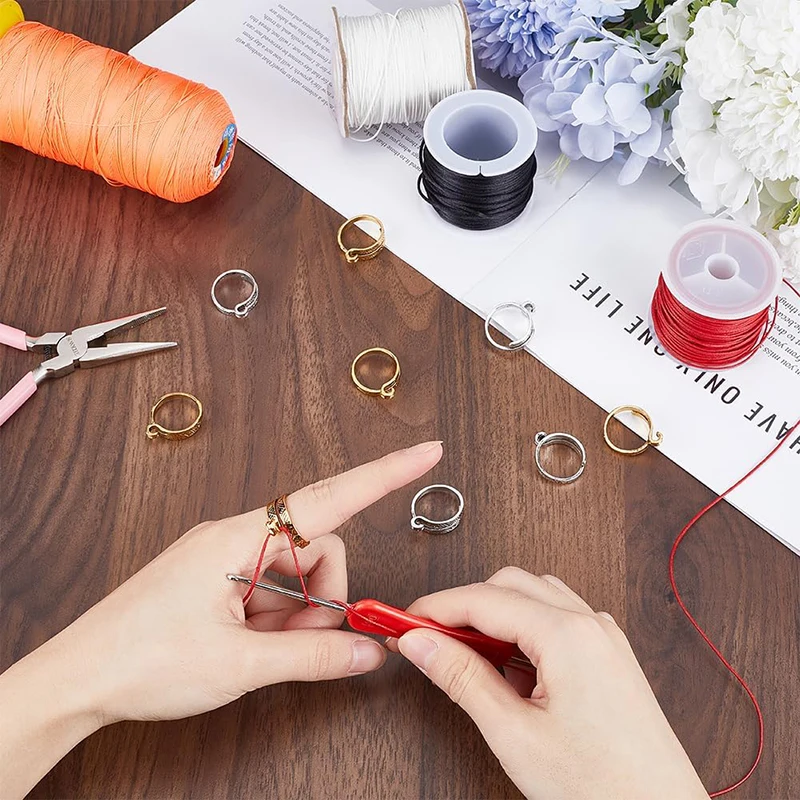 2PCS Adjustable Knitting Crochet Ring, Open Guide Yarn Guide Crochet Tension Ring for Faster Knitting, Thimbles Winder Tools