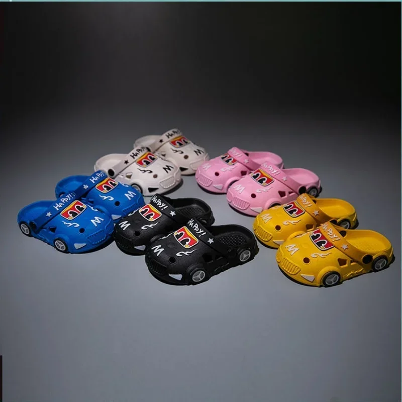 Chinelos infantis 2025 verão novos meninos rodas em forma de carro iluminará anti deslizamento fundo macio chinelos de praia do bebê