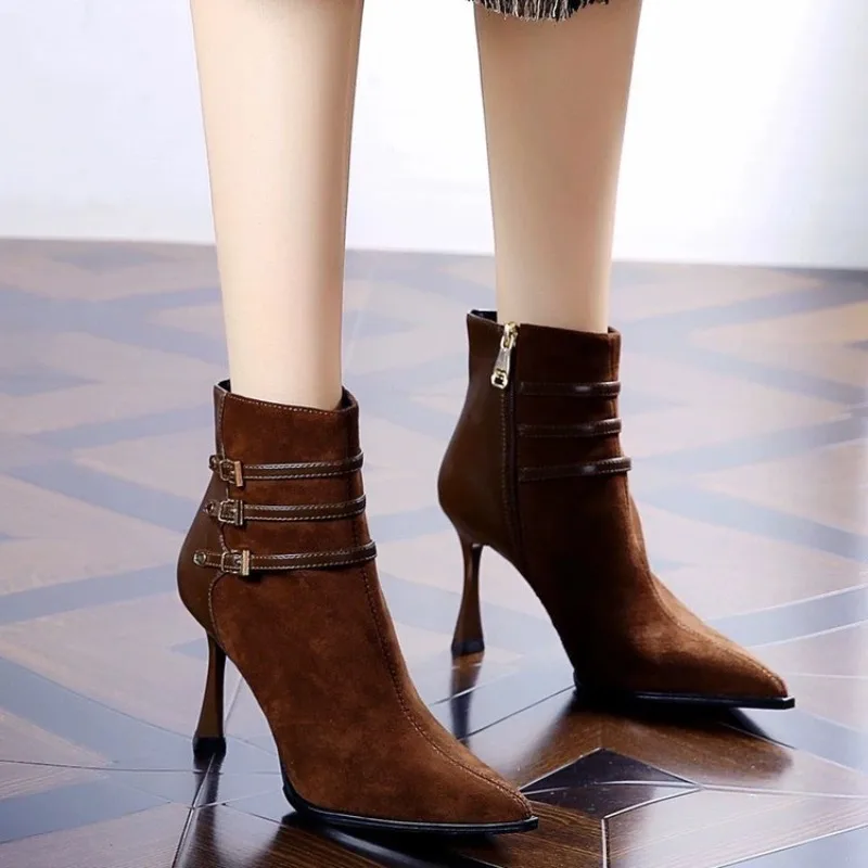 

Корейская версия, новинка 2025, осенние и зимние высокие сапоги на шпильке с острым носком, женские модные ботильоны на высоком каблуке с боковой молнией в стиле ретро