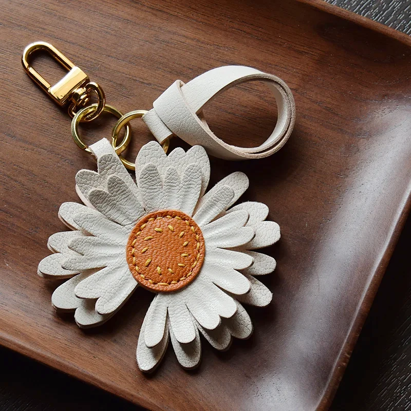 

Кожаная сумка ручной работы, очаровательная маленькая ромашка, сумки ручной работы из искусственной кожи для ключей от машины, аксессуары, подвеска, подарок на день рождения, сумка