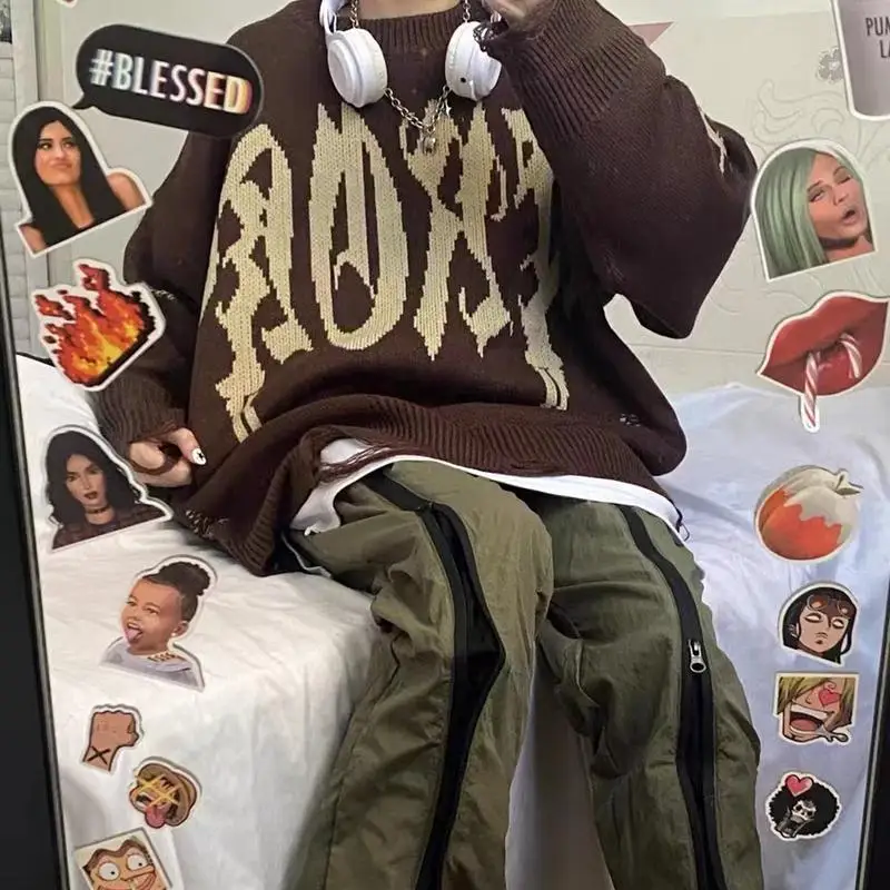 

The new American retro design sense of broken holes letters jacquard sweater men and women loose comfortable tide fried street