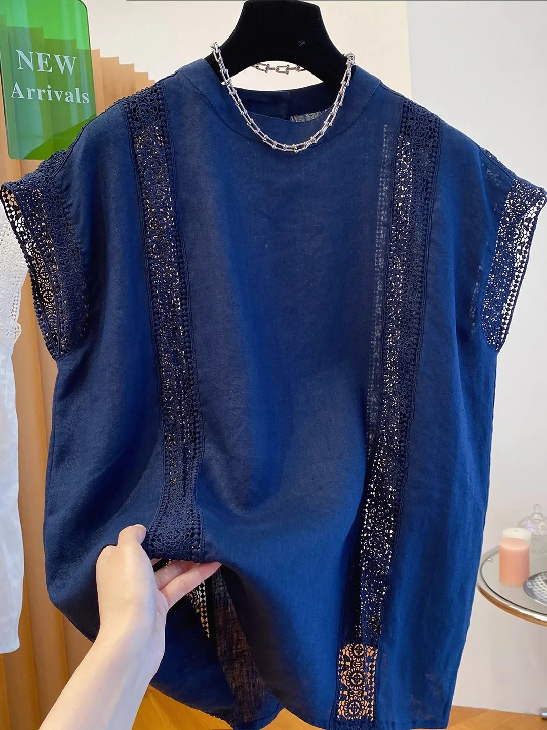 Letnia, codzienna bluzka damska z bawełny i lnu, z ażurowym wzorem kwiatowym, luźny krój, okrągły dekolt, biała, z falbankami.