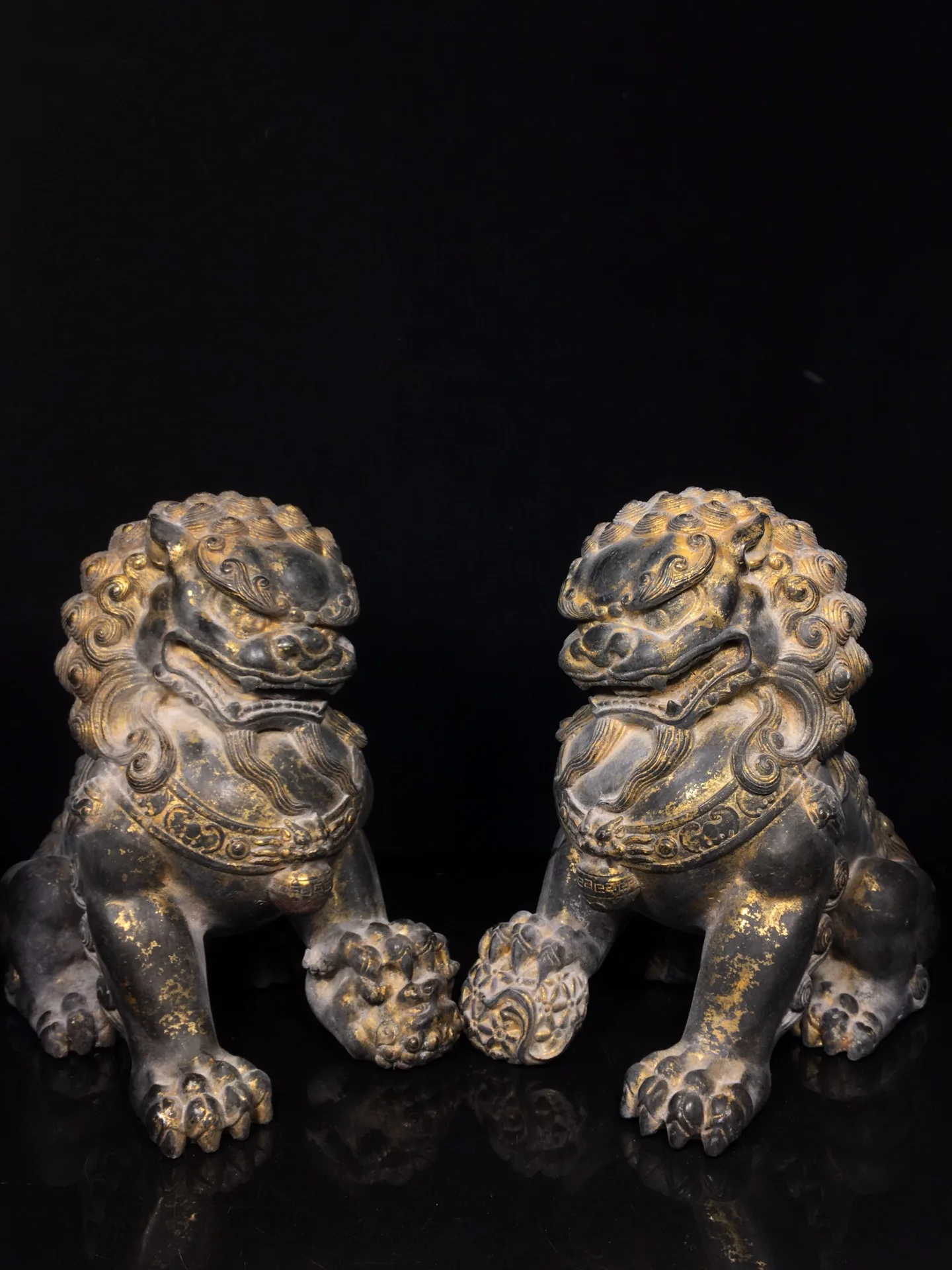 Old Bronze Gilded Cinnabar Mud gold Lion statue Watch the Divine Beast A Pair Amass wealth Ornaments Town house