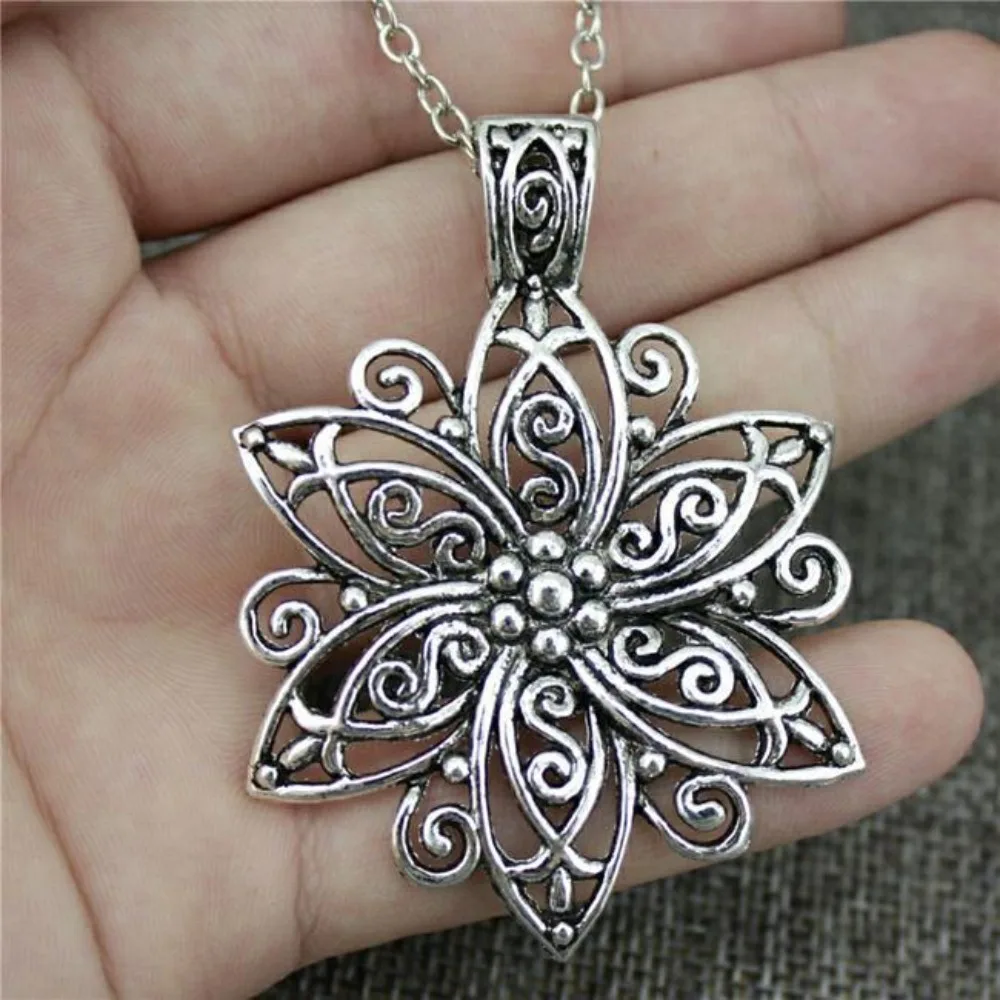 Retro Exquisite Gold Color Court Hollowed-out Lotus Flower Pendant Necklace for Women Collar Chain Charm Jewelry Accessory Gifts