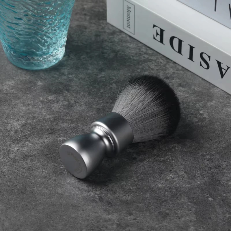 YAQI Heavy Metal Sense Of Technology Ручка Деревянный волк Синтетические волосы Щетка для смокинга с узлом Новая портативная дорожная кисть для влажного бритья