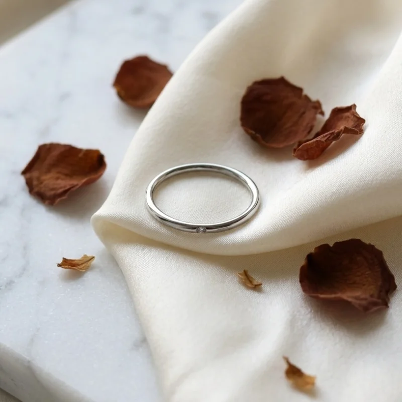 1 Piece of Stainless Steel Ring Plated with 18K Gold, Featuring a Fashionable Smooth Surface and a Single Rhinestone, Ultra-Thin Design, Suitable for Women, Minimalist and Versatile Style, Suitable for Commuting, Casua
