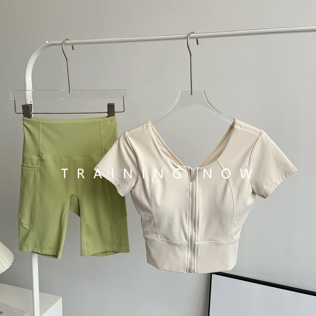 

Yoga suit tops for women in summer high-end fitness suit Pilates training sports suit new short sleeves chest pad